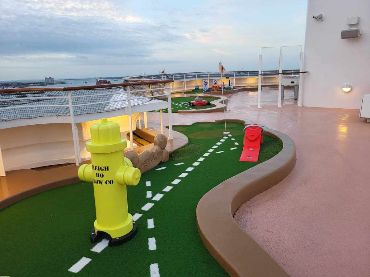 Play Mini-Golf onboard the&nbsp;ships